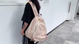 Penghantaran dari China [2025]  Beg galas Rekaan Niche Korea untuk Wanita Kapasiti Besar Mudah dan Serbaa Beg Sekolah Pelajar Beg Perjalanan Kalis Air Beg Komputer Riba untuk Lelaki 3.1