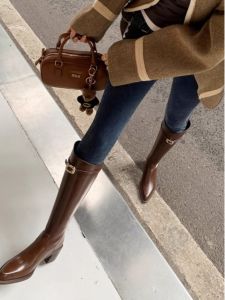 รองเท้าบู๊ตส้นสูงหุ้มข้อแบบหนังวัวชั้นดี ฤดูใบไม้ร่วง 2024 รองเท้าบู๊ตหุ้มข้อส้นหนาหัวแหลมแบบสวมหัวแบบหนังวัวชั้นดี