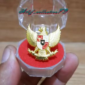 PIN Bentuk Lambang Negara Indonesia Burung Garuda Bahan Logam Kuningan: Aksesoris Tambahan Fashion Pakaian Peci, Songkok, atau Hiasan Kopiah