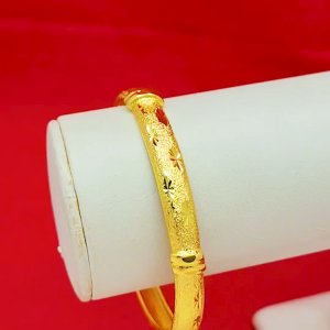 กำไลทอง กำไลคลิปล็อคพ่นทรายตัดลาย เส้นผ่านศูนย์กลาง 6.2 ซม. เสริมบารมี ชุบทองติดทน สวยเป๊ะไม่โป๊ะ