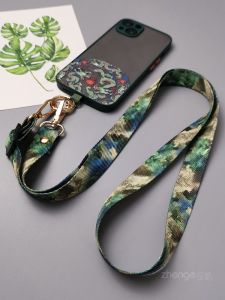 สายรัดโทรศัพท์มือถือแบบยาวแบบสะพายข้างปรับได้ สายรัดคอแบบกว้างปักลายโบราณ สายรัดเครื่องแบบแข็งแรงสำหรับผู้หญิง