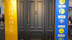 ALPHAMAX Grande Noir Pintu Aluminium Full Panel 3 Ornamen Klasik Pull Handle + Door Knocker Antique Brass dengan 1 Window Ornamen + Bouven Kaca Fix 5mm 135 x 265.0 cm