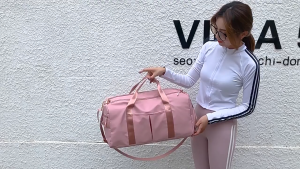 Tas Duffel Travel Tas Multifungsi 2 in 1 Bahan Waterproof Tas Olahraga Wanita Ukuran Besar untuk Gym Tas Travel Desain Jumbo Kompartemen Terpisah dengan Ruang Khusus Sepatu dan Organizer Pakaian Praktis dan Fungsional HHG
