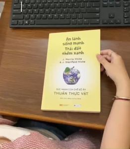 Sách Ăn lành sống mạnh Trái đất thêm xanh - Sức mạnh của chế độ ăn thuần thực vật TINHHOABOOKS