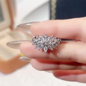 Huitan Romantic Crystal Flower Rings Women Full Dazzling CZ Wedding Ceremony Party Ladys Ring Fancy Accessories Fashion Jewelry