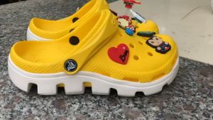 Dép Cross DUET Vàng Nhiều Size Cho Bé Tặng Thêm 6 Đến 12 Jibitz Dép Lỗ Bít Đầu Đế Màu Trắng Dầy Dăn Chống Trơn Đi Ngoài Hàng Ngày