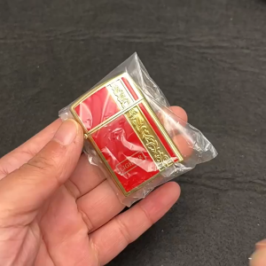 ( Hcm bán rẻ ) Bật nắp hoa văn dập nổi kiểu dáng zippo có 2 màu đỏ - đen sang trọng kim loại