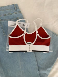 เสื้อชั้นในกีฬาสีแดงสำหรับผู้หญิง ชุดชั้นในรัดหน้าอก ถุงเท้าสั้น ชุดชั้นในกีฬาป้องกันการหย่อนคล้อย ชุดชั้นในกีฬาสำหรับผู้หญิง