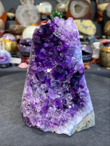 esp cluster high grade amethyst cluster100% stand 🇧🇷巴西高品💯鲜艳光泽esp原矿紫晶镇   Height高: 13cm  width宽: 9.5cm x 9.5cm   weight重: 1.3kg  📍Johor Bahru 区可自行取货或邮寄服务