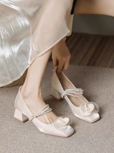 หวาน รองเท้านางฟ้าลายดอกไม้ผ้าซาตินรองเท้าส้นสูง Mary Janes Tea Flower สไตล์ฝรั่งเศส รองเท้าแต่งงาน Elegance Flats หัวเหลี่ยม ตาข่าย Pearl