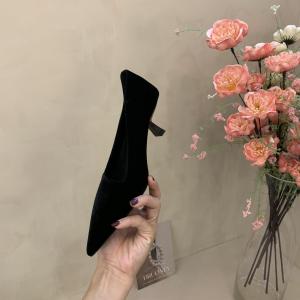 รองเท้าส้นสูงพื้นนุ่มสีแดงเข้ม ทรงหัวแหลม สำหรับผู้หญิง รองเท้าแต่งงานแบบสวม แฟชั่นฤดูใบไม้ร่วง 2024 ทรงหัวแหลม ทรงหัวแหลม