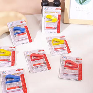 เครื่องเย็บกระดาษ+แม๊กเย็บกระดาษ ชุดเย็บกระดาษขนาดเล็ก ที่น่ารักและกะทัดรัด ใช้งานได้จริง ส่งแบบสุ่มสี อุปกรณ์สำนักงาน
