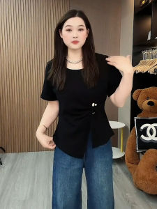 เสื้อยืดแขนสั้นทรงหลวมสไตล์เกาหลีสำหรับผู้หญิงในฤดูร้อนปี 2025 เสื้อคอกลมลายไม่สมมาตรสีพื้นระบายอากาศได้ดี