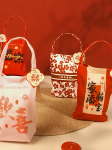 [Readystock现货] 高级感大红色喜糖绒布袋/喜糖袋/结婚束口袋/伴手礼/回礼 [吾家有喜] **含小挂牌&流苏 | Wedding Velvet Drawstring Candy Bag/Organza Bag/Pouch Bag