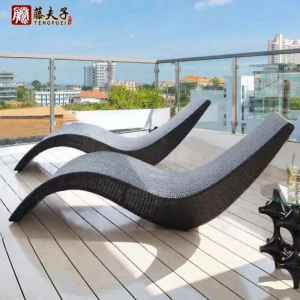 Outdoor Rattan Lounger