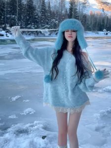 เสื้อสเวตเตอร์คอวีสีแดงมีโบว์ผีเสื้อสำหรับผู้หญิงในช่วงฤดูหนาวปี 2024 เสื้อสเวตเตอร์ถักหลวมๆ สไตล์ลำลองสำหรับใส่ไปทำงาน