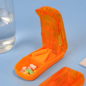 Pill Cutter One Divided into Two Pill Box Tablet Medicine Division Scissors Medicine Division Quarter Professional Hidden Blade Cut-Resistant Handy Gadget