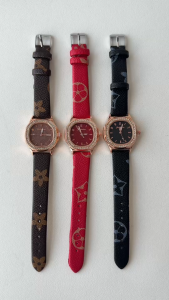 A fashionable light and luxurious ladies watch with a square diamond-encrusted printed leather strap