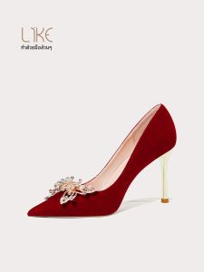 รองเท้าแต่งงานส้นสูงหัวแหลมสีแดงล้วน รองเท้าแต่งงานสุดหรูสำหรับผู้หญิง ทรงหัวแหลม ส้นสูง 6-8 ซม. รองเท้าแต่งงานสไตล์หวาน