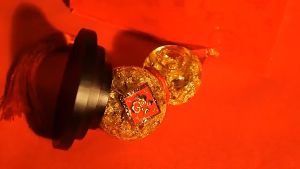 น้ำเต้า ทองเปลว ตั้งจุกทอง สายห้อย5เหรียญ พร้อมฐานแก้วและกล่องผ้า ขนาด:16x7.5x9cm