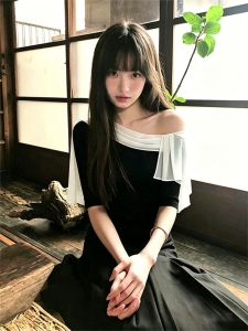 Loowmane | Off-shoulder Ribbon Color-blocked Half-sleeve T-shirt