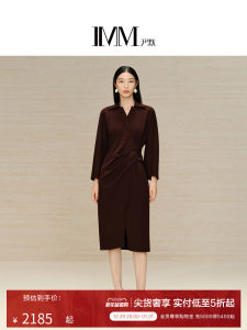 ชุดเดรสยาวคลุมเข่าทรงเอเอวสูงผ้าโพลีเอสเตอร์สีแดงอินดัสเทรียลสไตล์คลาสสิกฤดูใบไม้ร่วงสำหรับผู้หญิง IMM Yi Mo