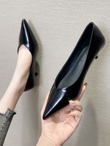 รองเท้าส้นเตี้ยหนังเงาหัวแหลม ทรงเรียบง่าย ส้นสูง รองเท้าลำลองสำหรับใส่ไปทำงาน รองเท้าส้นแบนแบบสวมสบาย รองเท้าแฟชั่นสำหรับผู้หญิง