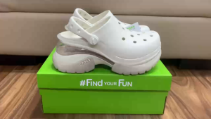 Giày sục crocs chuẩn xịn chống hôi chân nhựa tế bào êm mềm siêu bền đi mưa lội nước đi biển Crocs super bae bóng Glossy đế cao 8cm màu kem