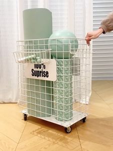 ตะกร้าเก็บอุปกรณ์กีฬา เก็บของเล่น ตะกร้าเก็บเสื่อโยคะพร้อมตะขอขนาดเล็ก ตะกร้าเก็บเสื่อโยคะชั้นวางอุปกรณ์ออกกำลังกาย ตะกร้าเก็บไม้แบดมินตันพร้อมล้อ