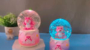 Quả cầu tuyết hình gấu dâu có hộp phát nhạc và đèn phát sáng xinh xắn