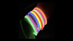 COD แท่งเรืองแสง 100pcs ผสม 8 สี (ฟรี ขั้วต่อสร้อยข้อมือ) กำไลเรืองแสง ของเล่นเรืองแสง อุปกรณ์ปาร์ตี้ จัดส่งจากประเทศไทย Glow Sticks