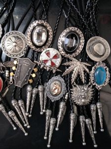 ชุดสูทธุรกิจเกาหลีอย่างเป็นทางการของผู้ชายและผู้หญิง Bolo Tie พร้อมการออกแบบห่วงลวดลําลองซับโพลีเอสเตอร์สีบริสุทธิ์กล่องของขวัญ