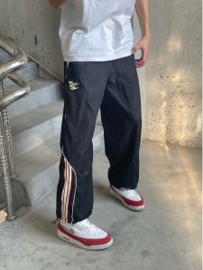 กางเกงกีฬาลำลองทรงตรงบางสำหรับกลางแจ้งสำหรับผู้ชาย กางเกงขายาวทรงหลวมสไตล์ย้อนยุคสไตล์สตรีทอเมริกันสำหรับฤดูใบไม้ผลิและฤดูใบไม้ร่วง