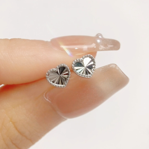 LAZO DIAMOND Shine Me Up Heart Stud Earrings in 375/9K White Gold