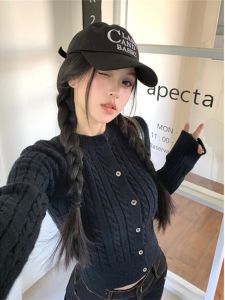 เสื้อถักสั้นทรงสลิมฟิตสำหรับผู้หญิงในฤดูใบไม้ร่วงและฤดูหนาว ดีไซน์เก๋ไก๋ กระดุมติดตัว เสื้อชั้นในสุดสง่างาม เสื้อถักสไตล์หวานและเผ็ดร้อน