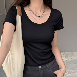 เสื้อยืดแขนสั้นทรงสลิมฟิตสีชมพูแดงสดใสสำหรับผู้หญิงในช่วงฤดูร้อน ทรงเข้ารูป โชว์กระดูกไหปลาร้า ทรงเข้ารูป ทรงเข้ารูป