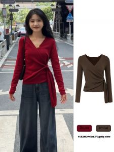 เสื้อสเวตเตอร์ถักแขนยาวคอวีสีแดงไม่สมมาตรสำหรับผู้หญิง ฤดูใบไม้ร่วง 2025 เสื้อชั้นในทรงเข้ารูป ผูกโบว์ แขนยาว คอวี แขนยาว
