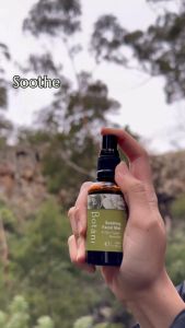 Xịt khoáng hoa hồng Soothing Facial Mist Botani (50ml)