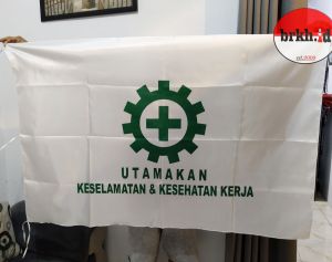 bendera k3 135 x 90 cm ukuran standar depnaker bendera safety