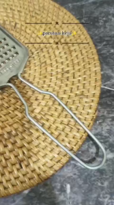 Parutan Keju Berbahan Stainless Steel Antik Karat Alat Parut Keju Cokelat Wortel Sayuran Grate Cheese 21 cm Serbaguna Alat Dapur