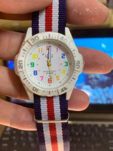 Đồng hồ nam hiệu Q&Q Quartz size 435mm vỏ plastic kết hợp thép dây dù phong cách thể thao niềng xoay đáy vít chống nước tốt