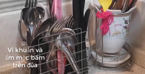 HỘP ĐŨA-THÌA THÔNG MINH KHỬ TRÙNG BẰNG TIA UV TREO CÓ NẮP ĐẬY xử lý hiệu quả 99.9% vi khuẩn vi trùng cho thìa đũa dĩa cắm trong ống đảm bảo vệ sinh