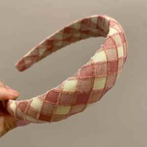 ผ้าเชือกไนลอนลายสก็อตสีขาวและสีน้ำเงิน กิ๊บติดผมแบบหนาเพื่อเพิ่มความสูง กิ๊บติดผมแบบหัวเข็มขัดแบบกว้าง