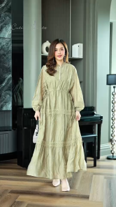 Maxiเดรสผ้าเกาหลีเกรดพรีเมี่ยม เนื้อผ้ามีความนุ่มพริ้วลายกริตเตอร์สวยเก๋ ช่วงเอวมีสายรูดรัดเชฟ