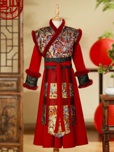 ชุดฮันฟูสำหรับเด็กชาย ชุดโบราณสีแดง อบอุ่น หนา เสื้อผ้าการแสดง ชุดชาติจีนใหม่ ฤดูหนาว 2025 แฟชั่นเด็กชาย