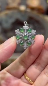 🔮天然缅甸翡翠玉吊坠 ➡️雪花❄️ (925silver银)框边+小碎钻   📌雪花寓意着纯洁与祥瑞，寓意着浪漫与天真  高: 2cm  宽: 2cm  厚度: 0.5cm  重: 3.1g