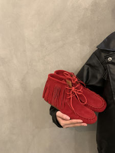 รองเท้าบูทมาร์ตินหนังแท้สไตล์เกาหลี ทรงสั้น ส้นแบน หัวมน ดีไซน์สายรัดสั้น สีแดง ทรงหัวมน ดีไซน์หัวเข็มขัด ฤดูใบไม้ร่วง/ฤดูหนาว