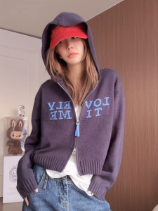 Áo Len Cardigan Dệt Kim Màu Xám Cho Nữ Mùa Thu Phong Cách Mới Khóa Kéo Đôi Thêu Chữ Mũ Trùm Đầu Áo Len Ngắn Lười Biếng