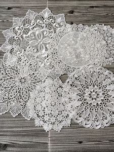 Phong Cách Châu Âu Ren Tròn Trắng Cốc Thảm Khăn Trải Bàn Bàn Trà Chịu Nhiệt Thảm Chống Trượt Vải Bình Đèn Miếng Lót Trang Trí Nhà