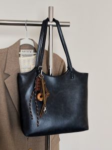 Retro Large Capacity Commuter Tote Bag Simple Fashionable Womens Bag Soft Polyester Lining Zipper Closure Shoulder Bag